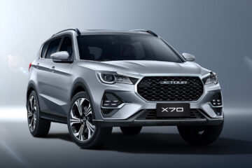 В России начались продажи нового кроссовера Jetour X70. Авто сняли на фото
