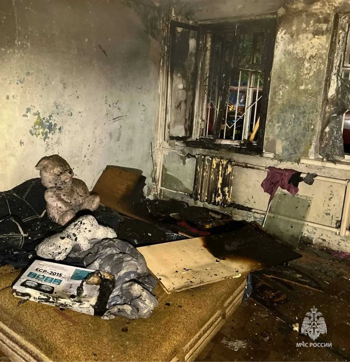 Трое жильцов включая двоих детей спасены при пожаре в Уфе