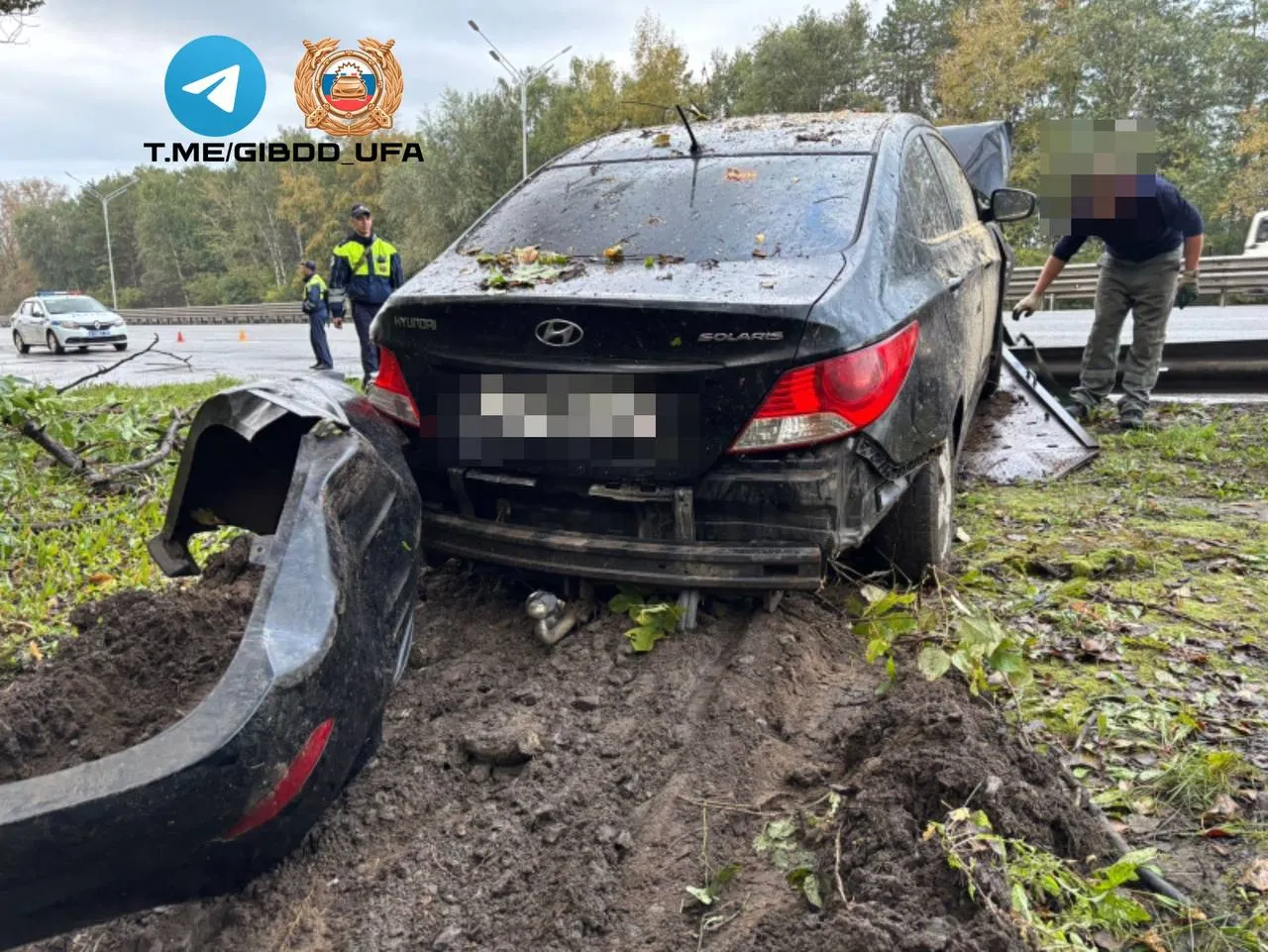 На трассе Уфа — Оренбург автомобиль съехал в кювет и врезался в дерево