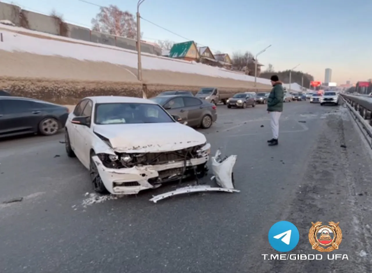 В Уфе водитель Kia Rio столкнулся с BMW и врезался в отбойник